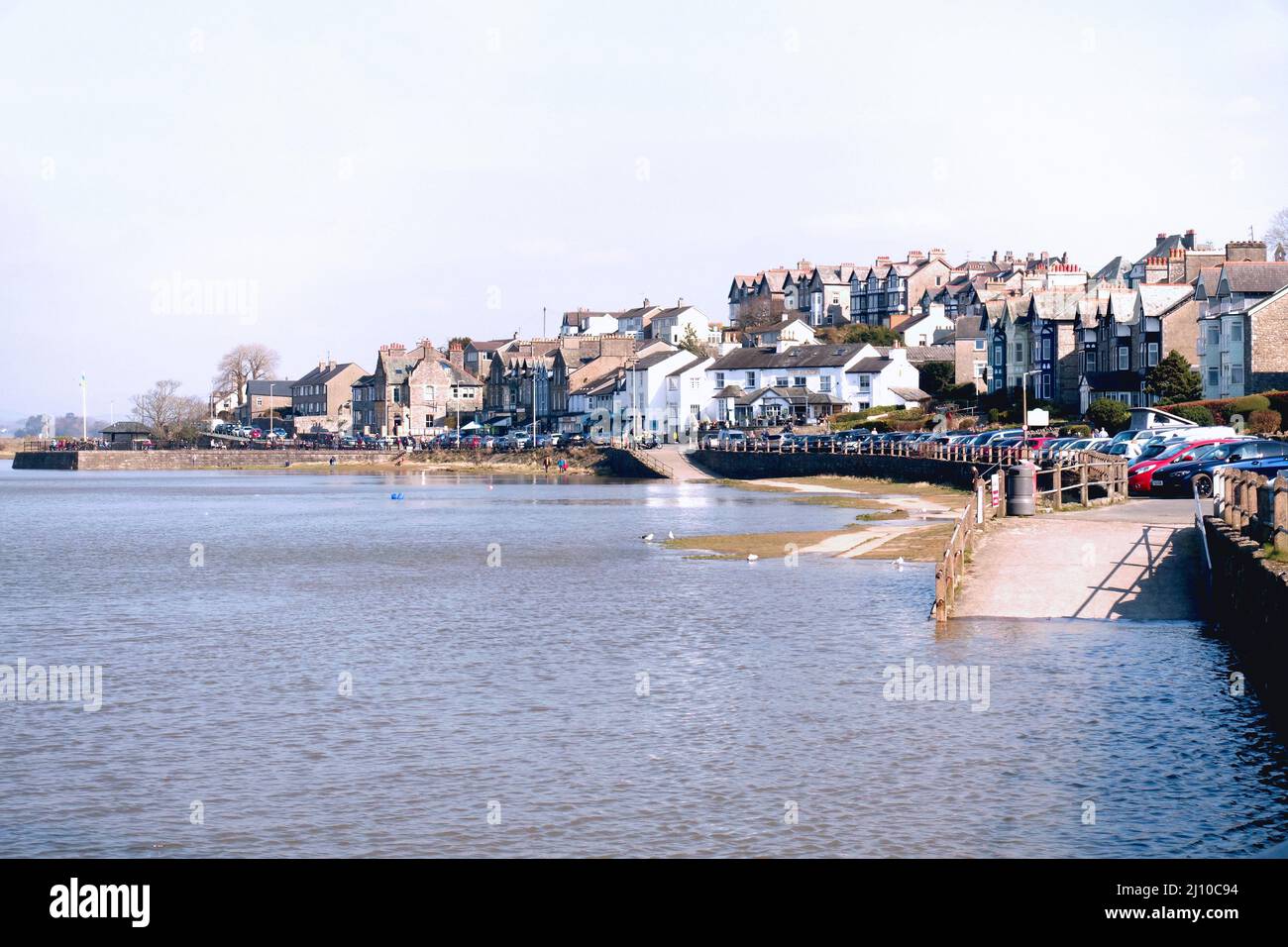 Alta marea ad Arnside, Cumbria, in un luminoso giorno primaverile Foto Stock