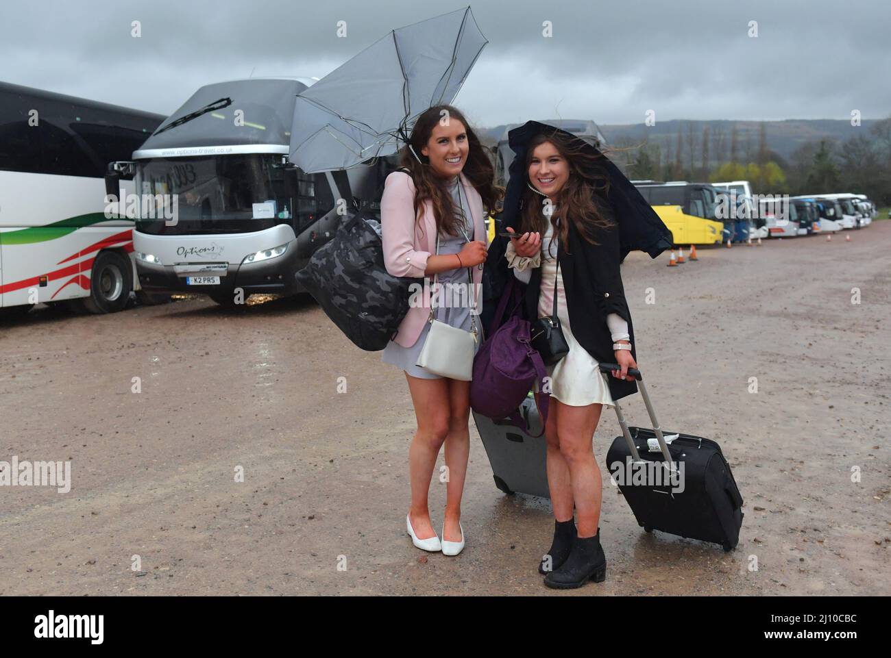 Due ragazze irlandesi tornano a casa dopo due giorni di corse, alla ricerca del loro viaggio per la stazione ferroviaria. Giorno 2, corse al Festival della Coppa d'Oro di Cheltenham Foto Stock