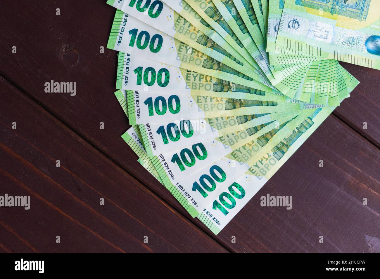 Ventilatore di carta cento banconote di euro su tavola di legno. Mucchio di soldi Foto Stock