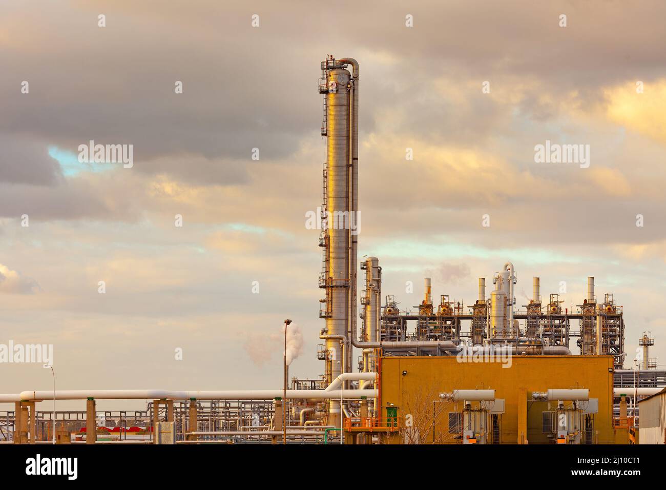 Dettaglio al tramonto di un impianto di raffineria a gas naturale Foto Stock