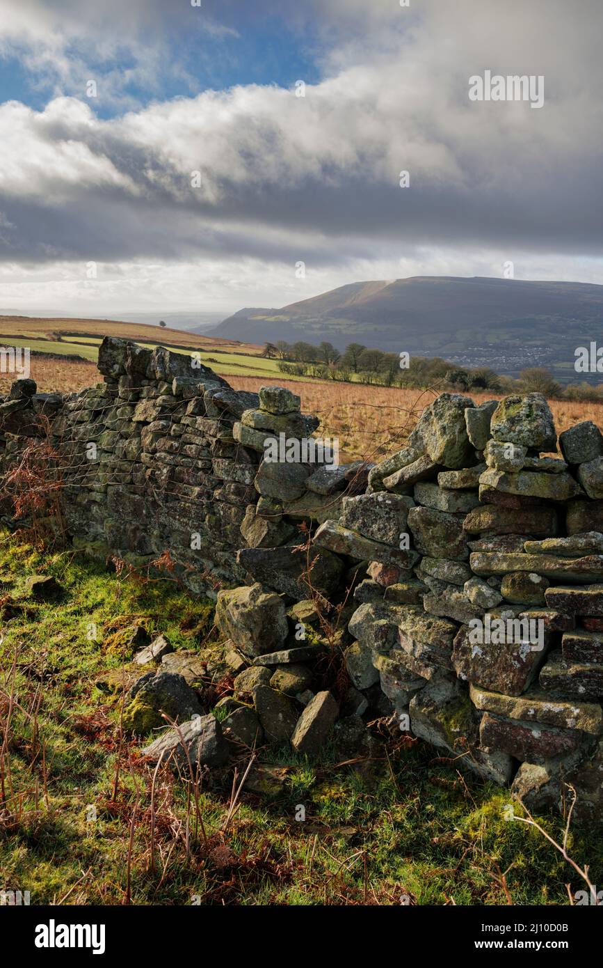 Muro di pietra sminuzzante nelle Montagne del Galles del Sud. Foto Stock