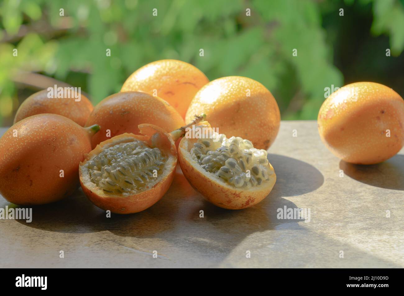 La foto mostra una frutta esotica originaria dei tropici. Il frutto tropicale è chiamato granadilla o passionfrutto dolce. Granadilla è arancione in colore wi Foto Stock