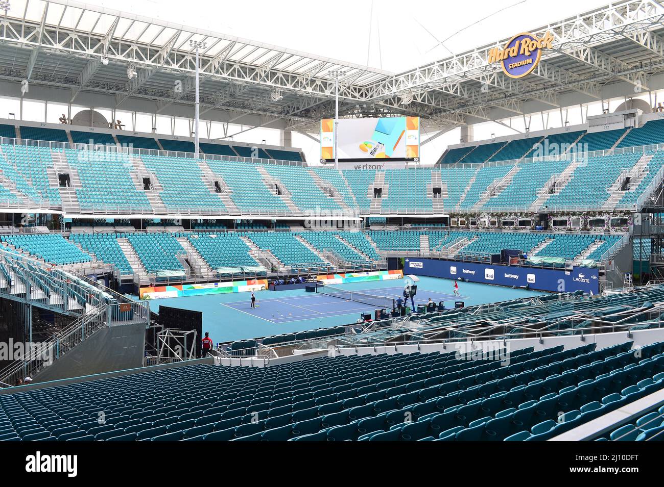 MIAMI GARDENS, Florida - 20 MARZO: Una panoramica del Miami Open Site 2022 rivela il campo da tennis all'Hard Rock Stadium presentato da Itaú il 20 marzo 2022 a Miami Gardens, Florida. Il Miami Open 2022 rivelerà che i fan di Elements possono aspettarsi di divertirsi mentre il torneo si prepara a dare il benvenuto ai fan di tutto il mondo. Credito: MPI10 / MediaPunch Foto Stock