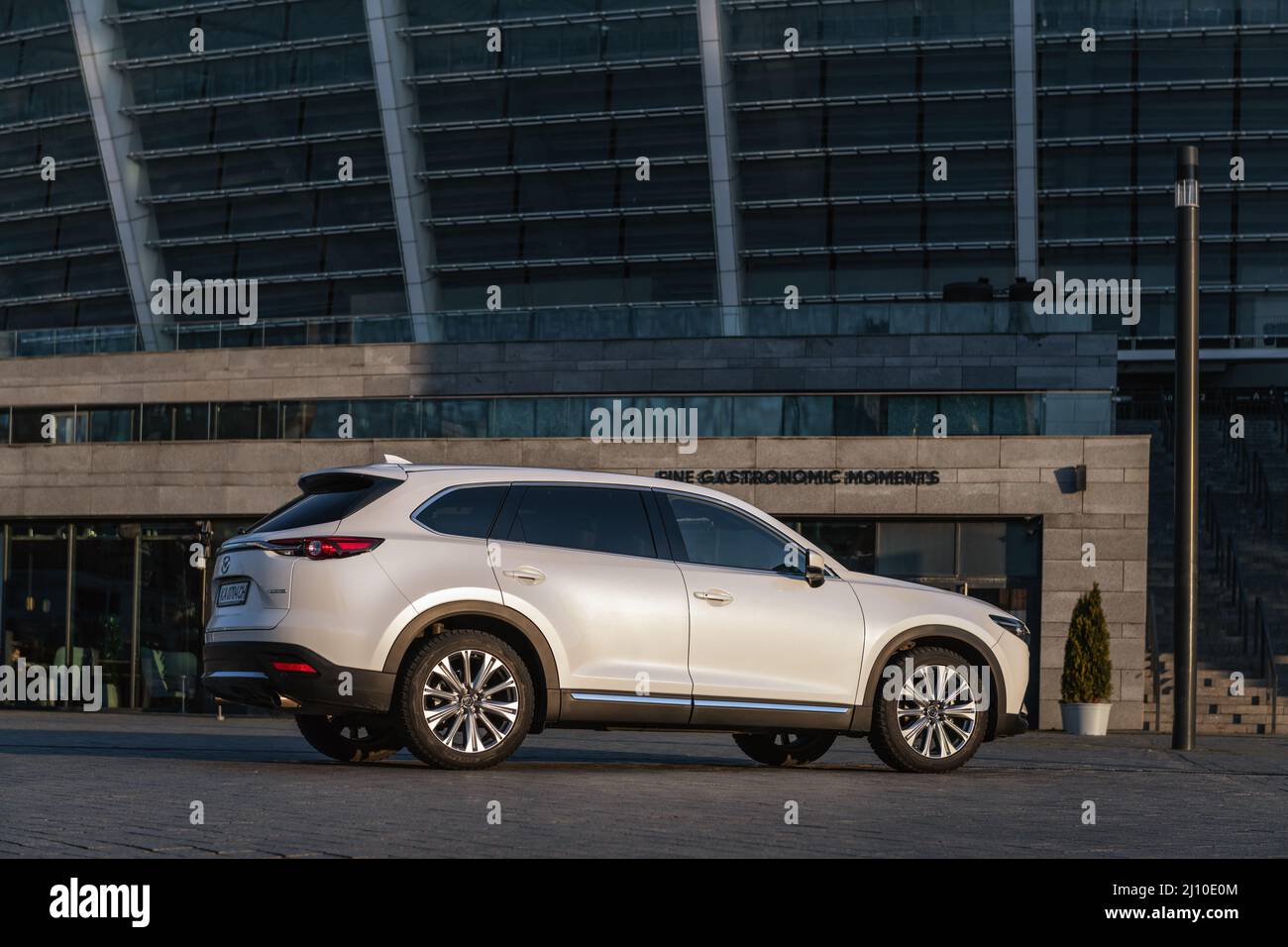 Kiev, Ucraina - 4 dicembre 2021: Nuova Mazda CX-9 davanti al complesso sportivo nazionale 'Olympic' Foto Stock