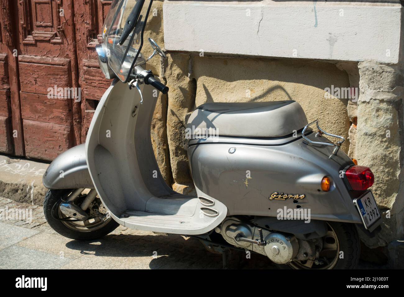 Scooter Honda Giordano con targhe polacche parcheggiate a Cracovia Polonia, Europa. Foto Stock
