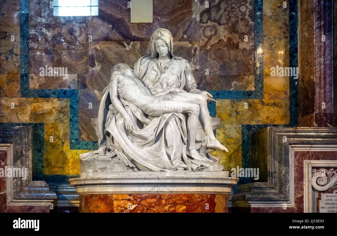 Roma, Italia - 27 maggio 2018: Pieta, la Pietà, scultura rinascimentale di  Michelangelo Buonarroti nella Basilica di San Pietro, San Pietro della  Città del Vaticano Foto stock - Alamy