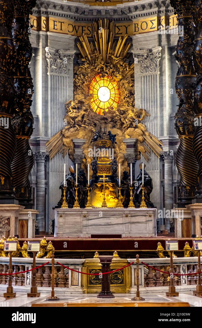 Roma, Italia - 27 maggio 2018: Presbiterio e abside con la Cattedrale di San Pietro Petri all'interno della Cappella del Santissimo Sacramento nella Basilica di San Pietro in Vaticano Foto Stock