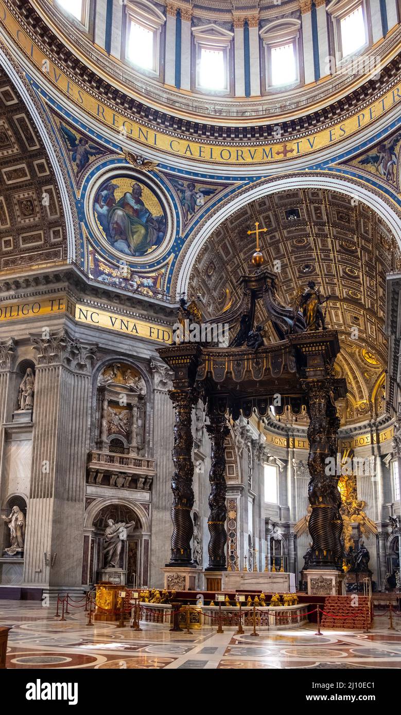 Roma, Italia - 27 maggio 2018: Presbiterio e abside con il Baldachino di San Pietro del Bernini nella Basilica di San Pietro, San Pietro della Città del Vaticano Foto Stock