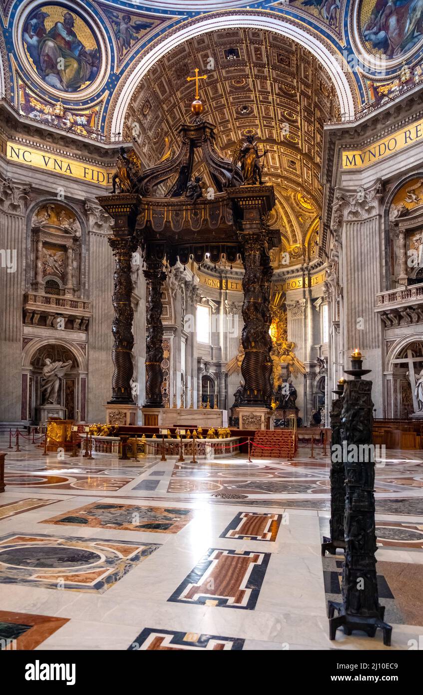Roma, Italia - 27 maggio 2018: Presbiterio e abside con il Baldachino di San Pietro del Bernini nella Basilica di San Pietro, San Pietro della Città del Vaticano Foto Stock