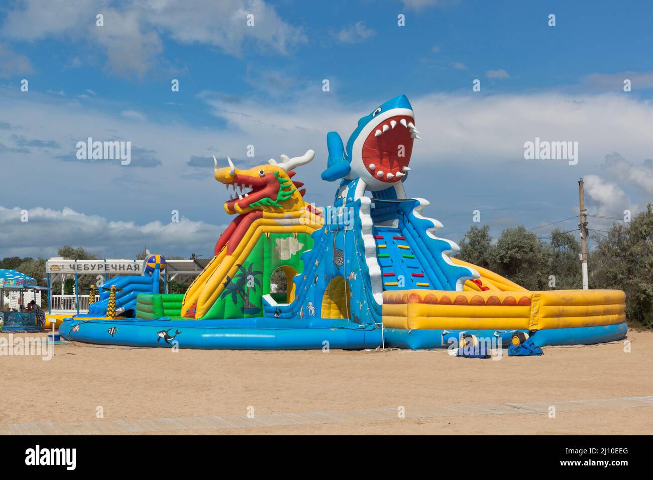 Zaozernoe, distretto di Saksky, Crimea, Russia - 22 luglio 2021: Trampolino gonfiabile sulla spiaggia Super Aqua del villaggio di resort Zaozernoye, Saksky dis Foto Stock