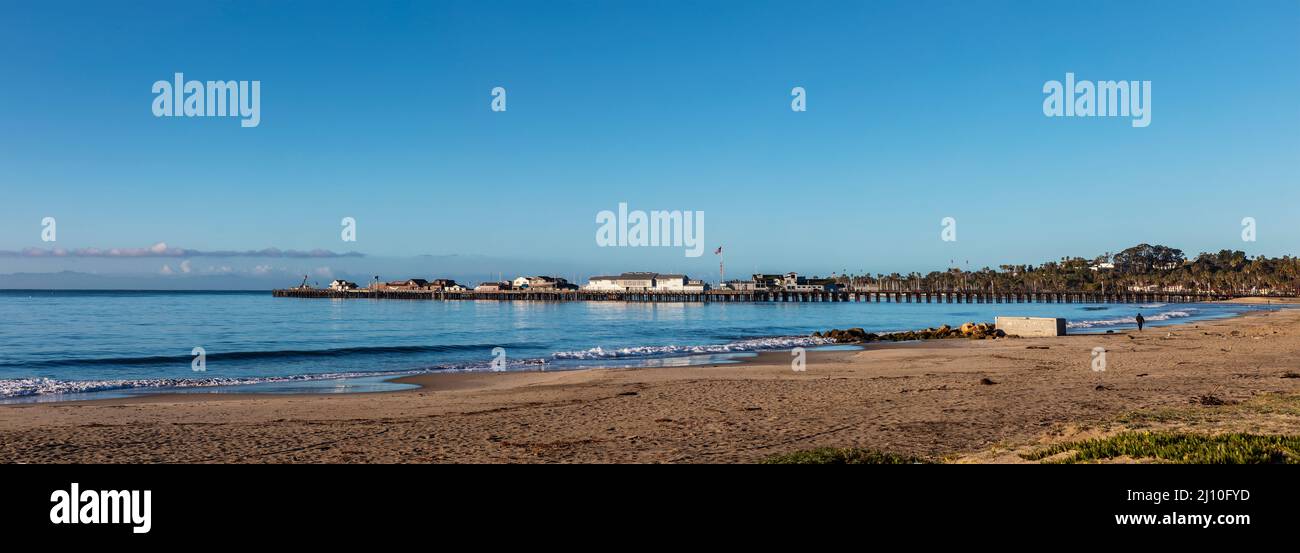 Lungomare di Santa Barbara, con molo sullo sfondo, al mattino Foto Stock