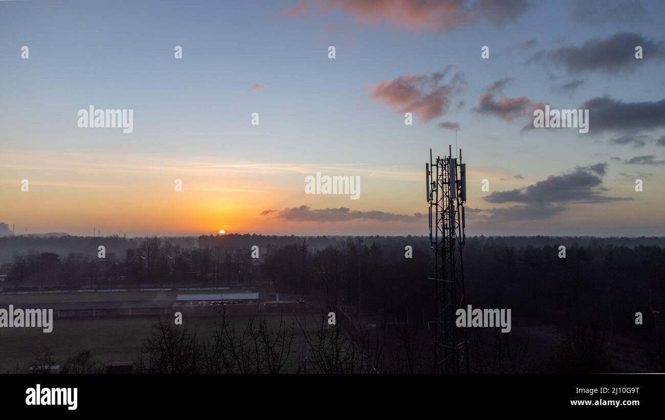 silhouette satellite parabola torre rete di telecomunicazioni al tramonto tecnologia di comunicazione rete. Foto di alta qualità Foto Stock