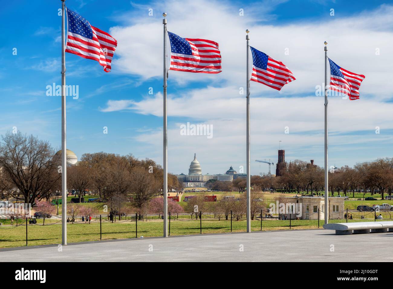 Bandiere americane al giorno di sole e Capitol Building in background da Washington monumento a Washington DC, Stati Uniti. Foto Stock