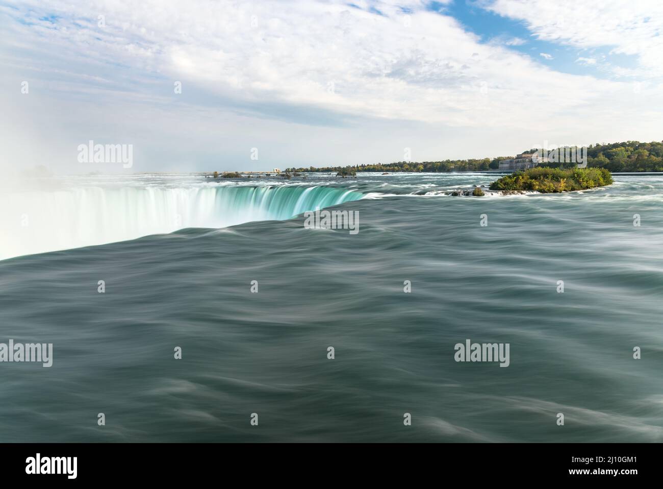 L'acqua fluente alle cascate del Niagara in una giornata d'autunno poco nuvolosa. Potere in natura. Foto Stock