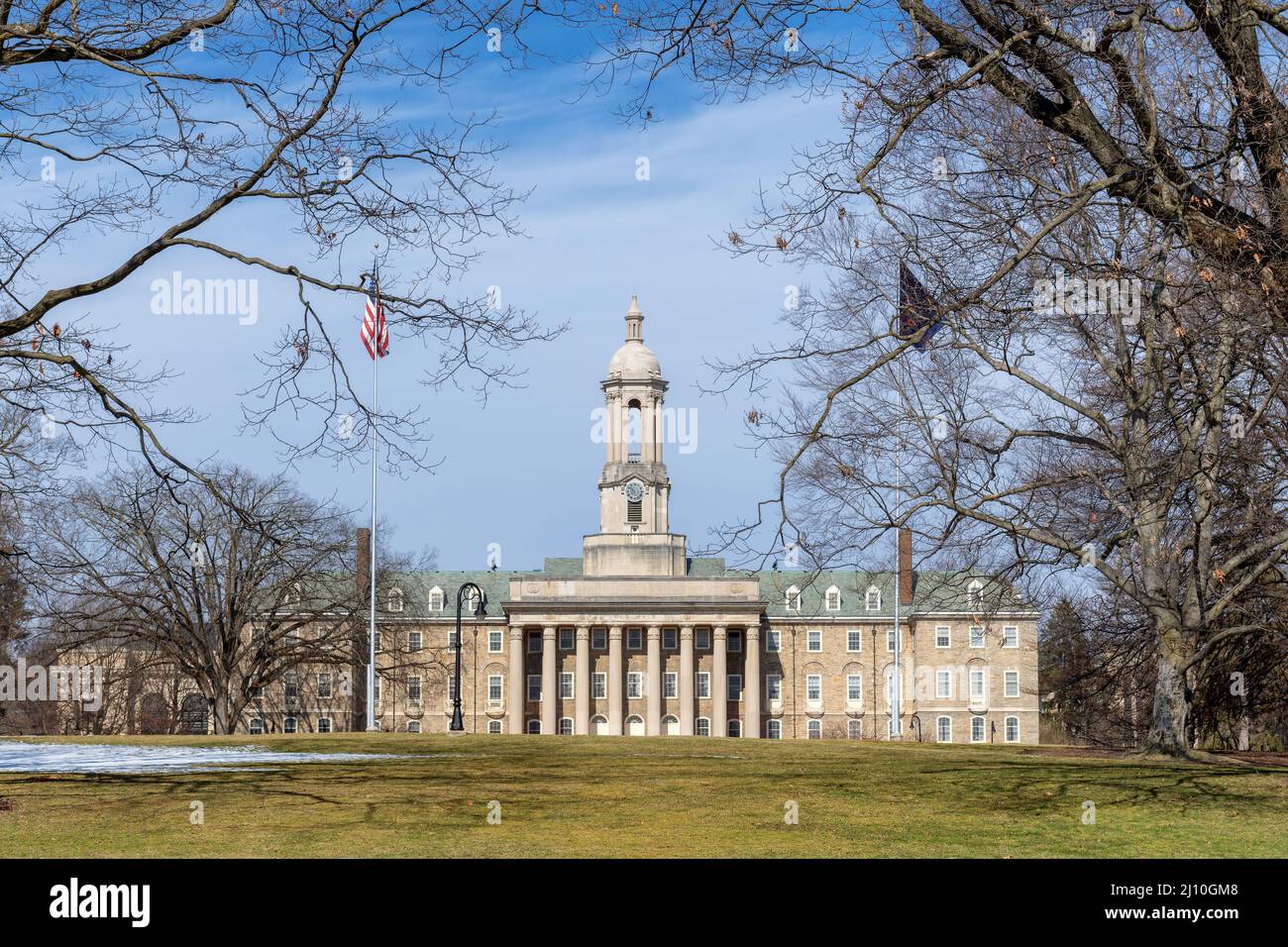Il vecchio edificio principale nel campus della Penn state University nella giornata di sole primaverile, state College, Pennsylvania. Foto Stock