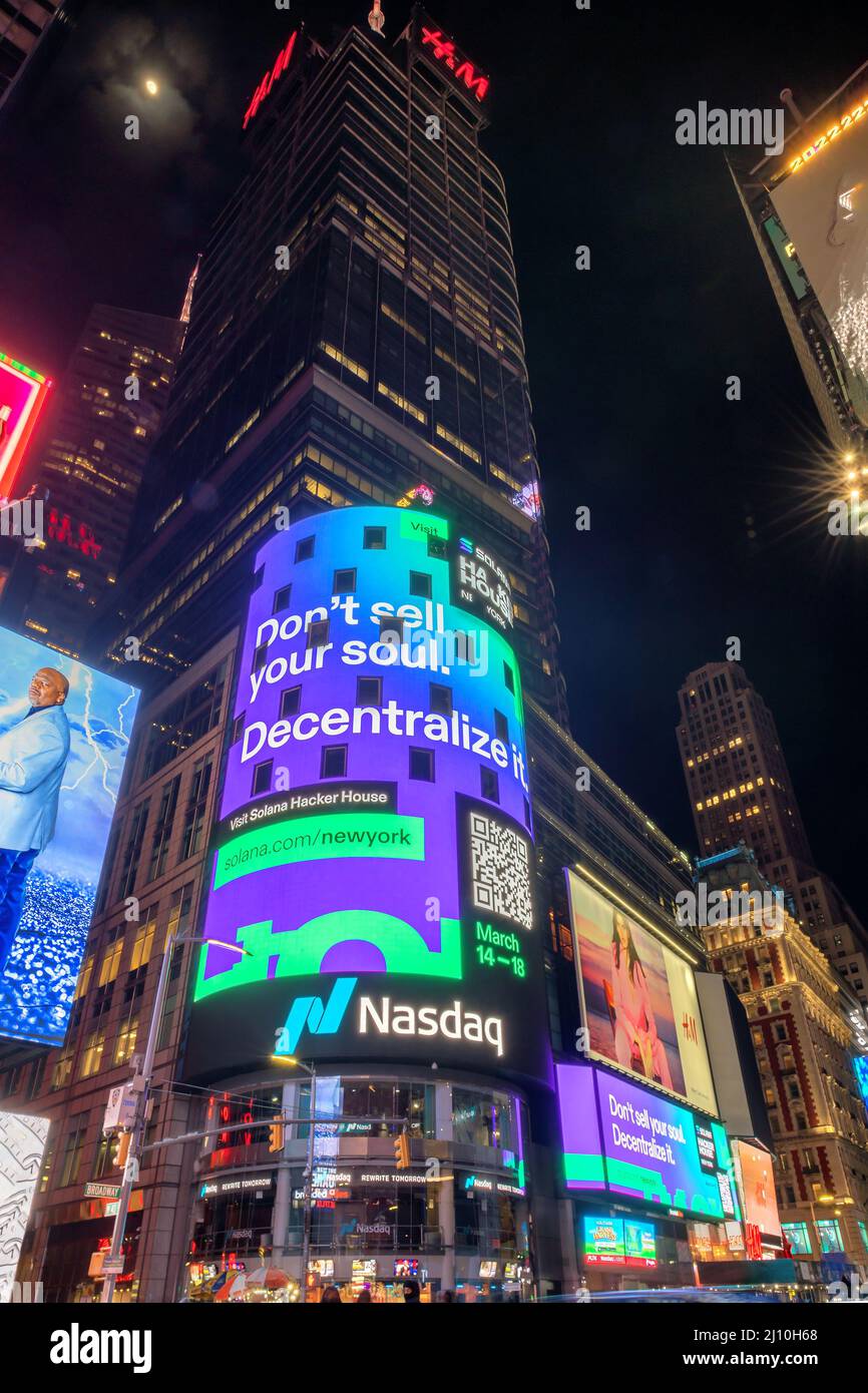 NASDAQ edificio di notte in Time Square, New York, USA Foto Stock
