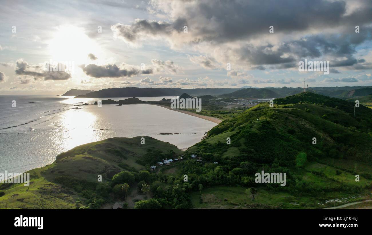 Vista aerea della pista completa del circuito mandalika. Il circuito internazionale di mandalika in Indonesia. Lombok, Indonesia, 22 marzo 2022 Foto Stock