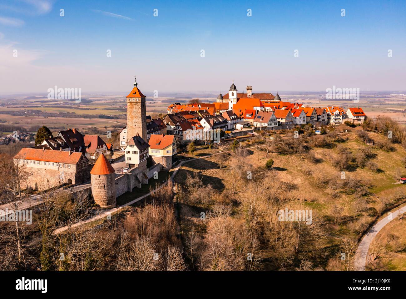 Foto con droni degli edifici panoramici nella storica città vecchia di Waldenburg in Hohenlohe Foto Stock