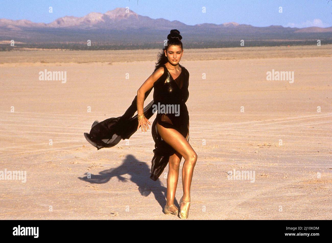 Catherine Zeta Jones ha eseguito la canzone “for All Time” durante la registrazione del suo video nel deserto presso un lago a letto secco al lago China Lake, California. 1992 credito: Ron Wolfson / MediaPunch Foto Stock