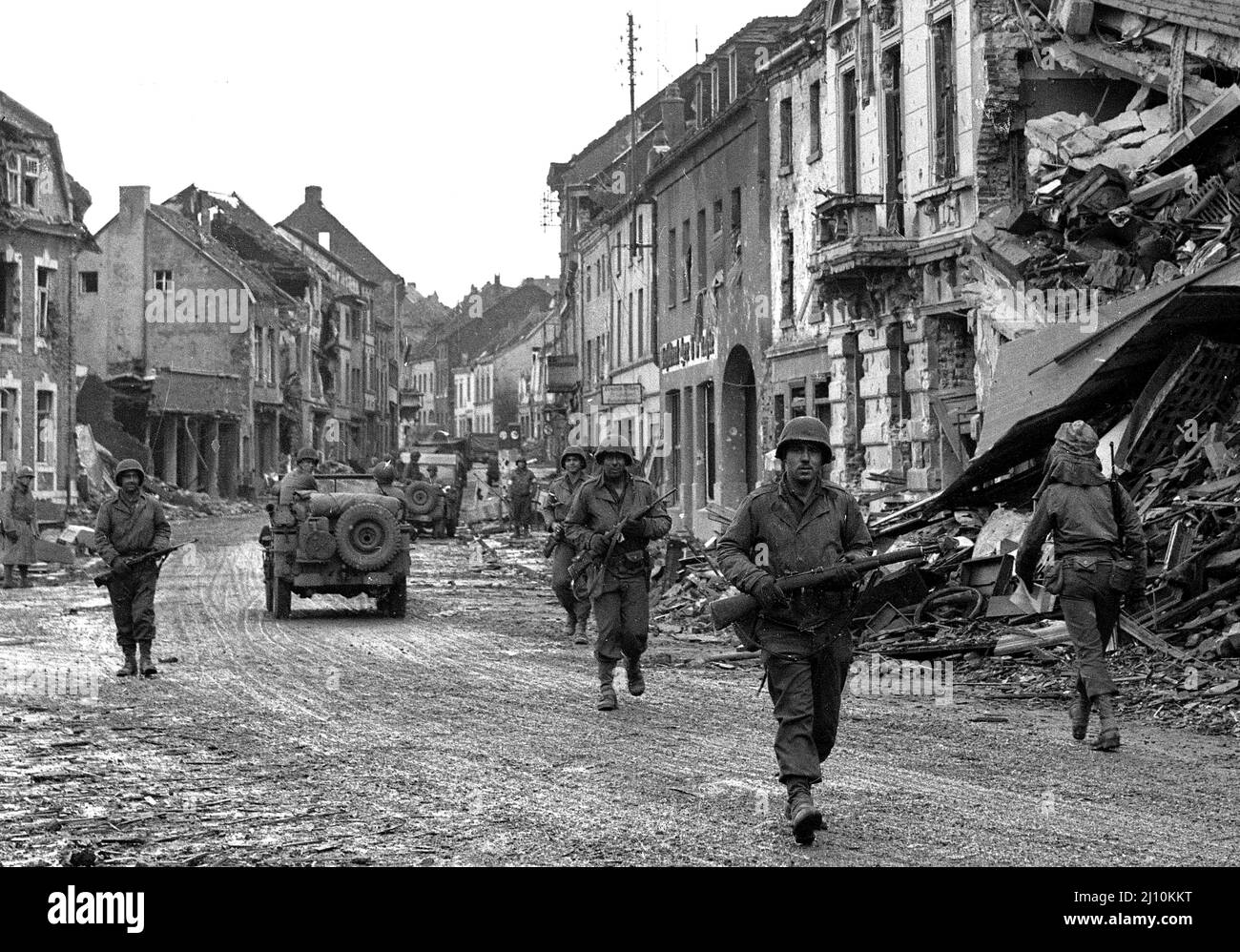 Soldati americani truppe di fanteria liberando nord Francia seconda guerra mondiale Europa 1945 Foto Stock