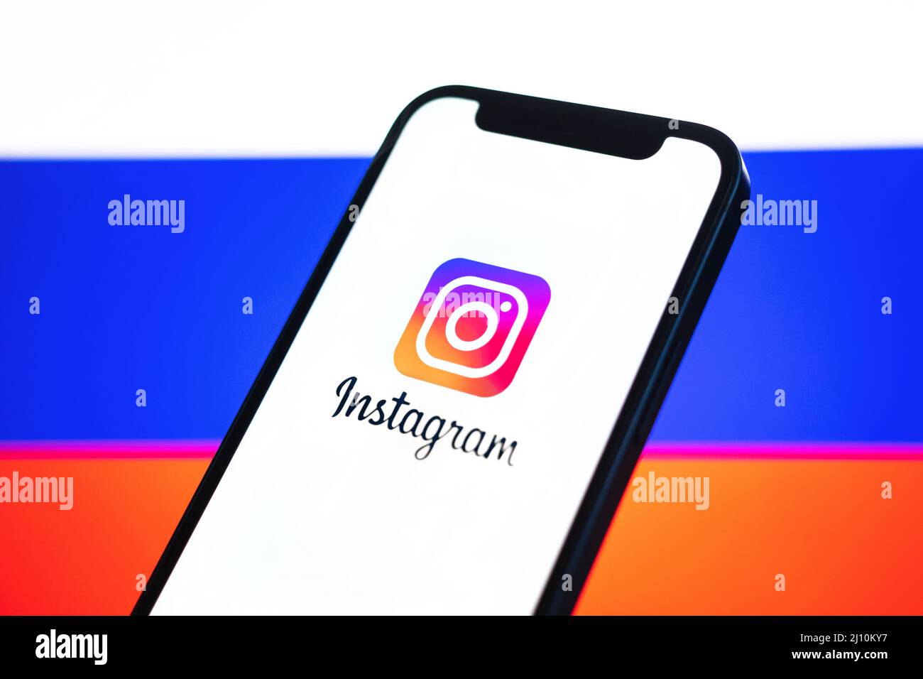 Poltava, Ucraina - 21 marzo 2022: Instagram e la Russia bandiera sfondo. I social media bloccati e vietati nell'immagine della Federazione Russa Foto Stock