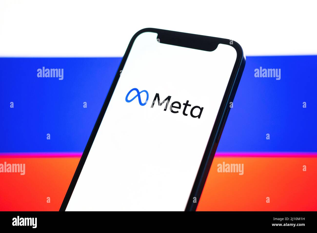 Poltava, Ucraina - 21 marzo 2022: Meta in Russia. Nuovo logo Facebook contro l'immagine di sfondo della bandiera russa. Azienda bloccata e vietata Foto Stock