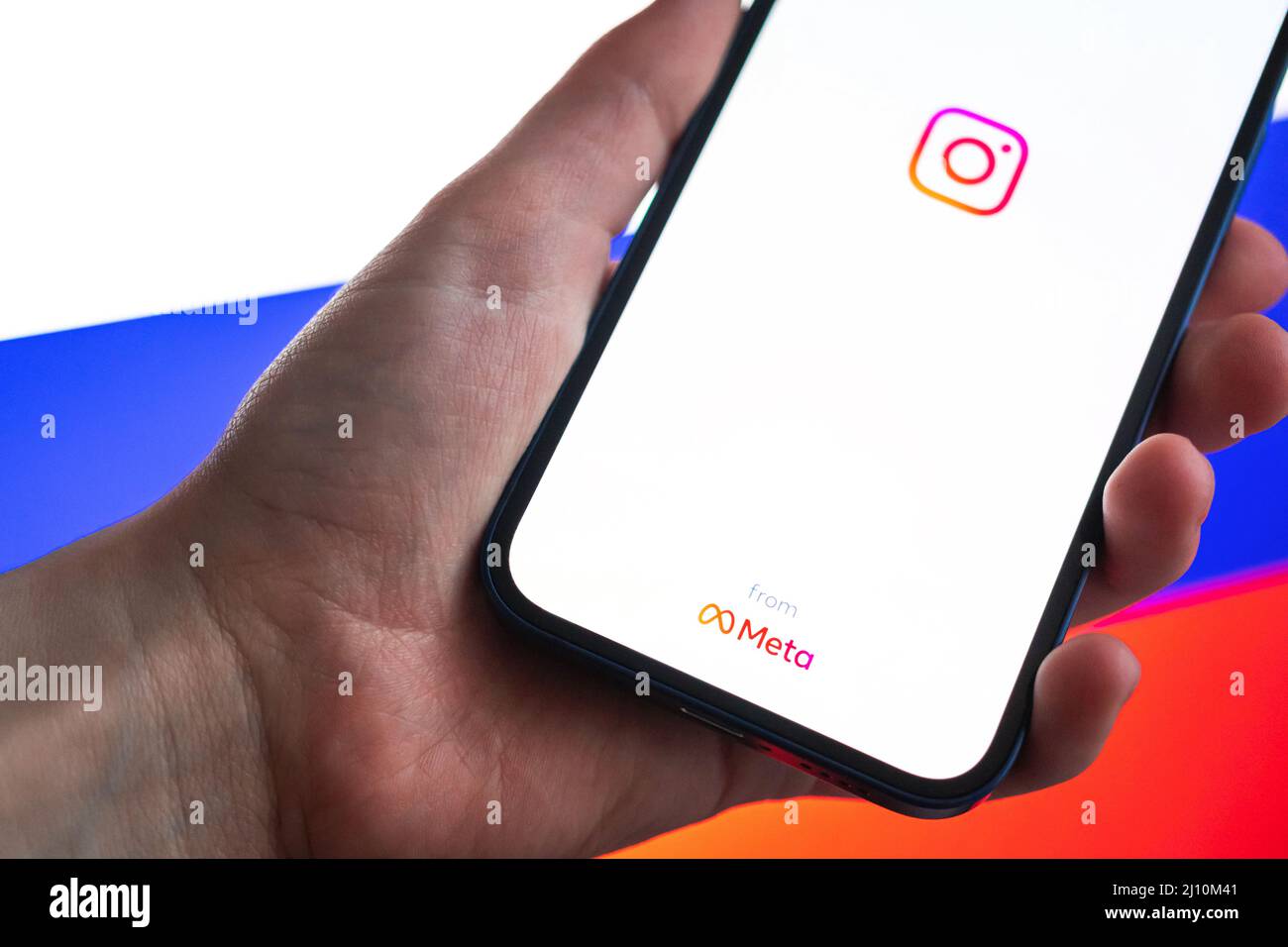 Poltava, Ucraina - 21 marzo 2022: Instagram e la Russia bandiera sfondo. I social media bloccati e vietati nell'immagine della Federazione Russa Foto Stock