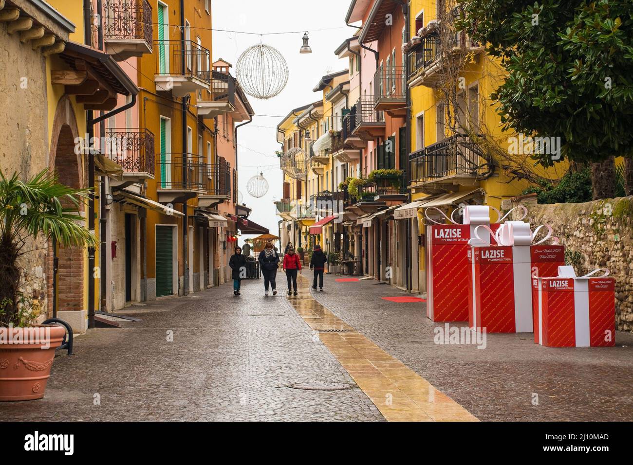 Lazise, Italia - Dicembre 27th 2021. Una strada storica a Lazise sulle rive del lago di Garda a Natale. In provincia di Verona, Veneto, Italia nord-orientale Foto Stock