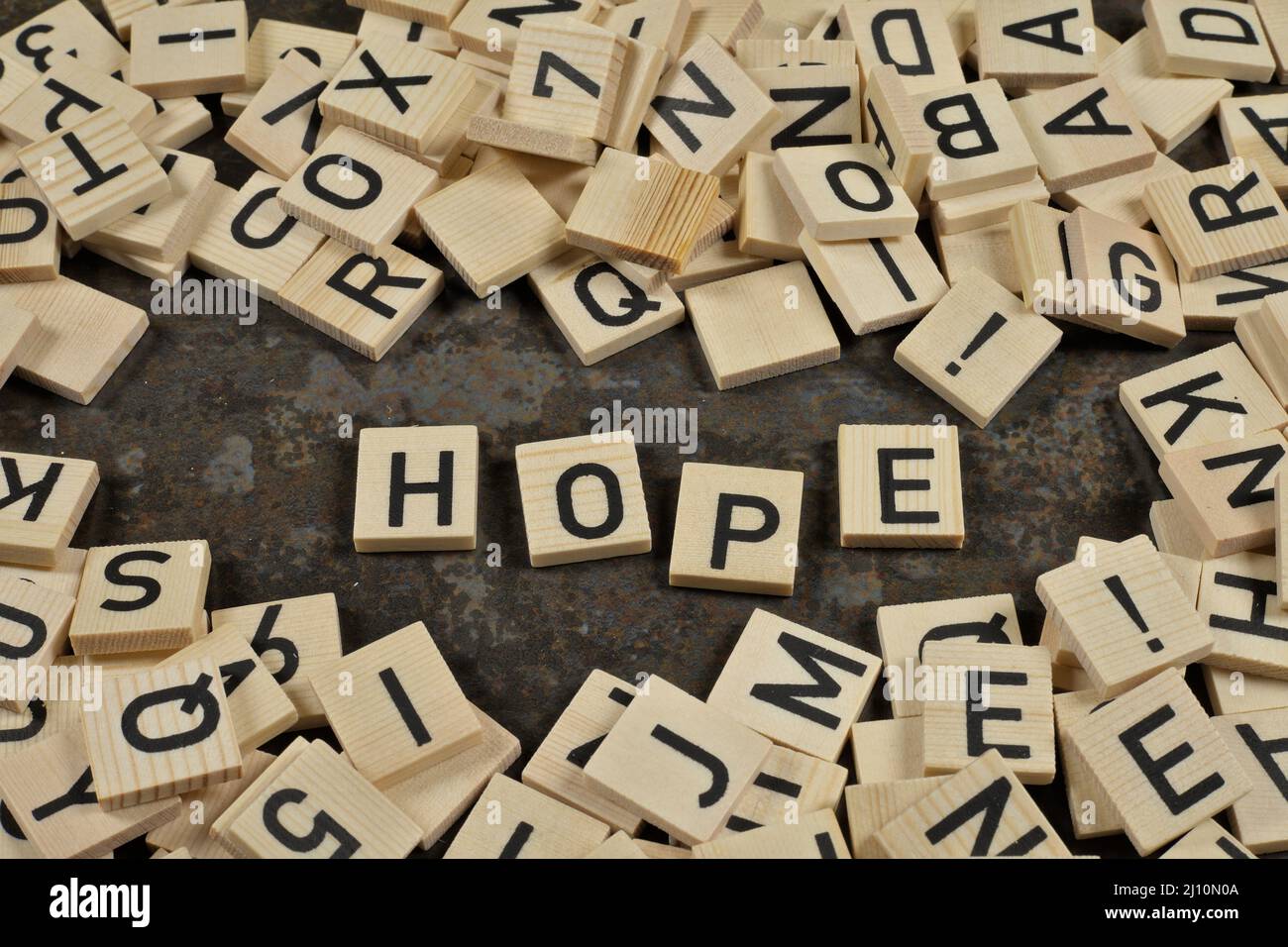 frase 'hope' circondata da lettere su uno sfondo di ceramica marrone Foto Stock