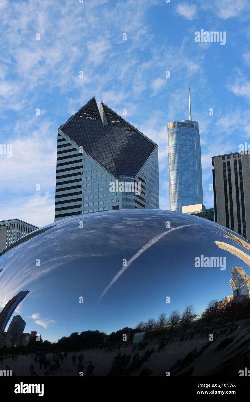CHICAGO, ILLINOIS, USA - 13 NOVEMBRE 2016 Cloud Gate e SKY all'AT&T Plaza al Millennium Park nell'area della comunità Loop Foto Stock