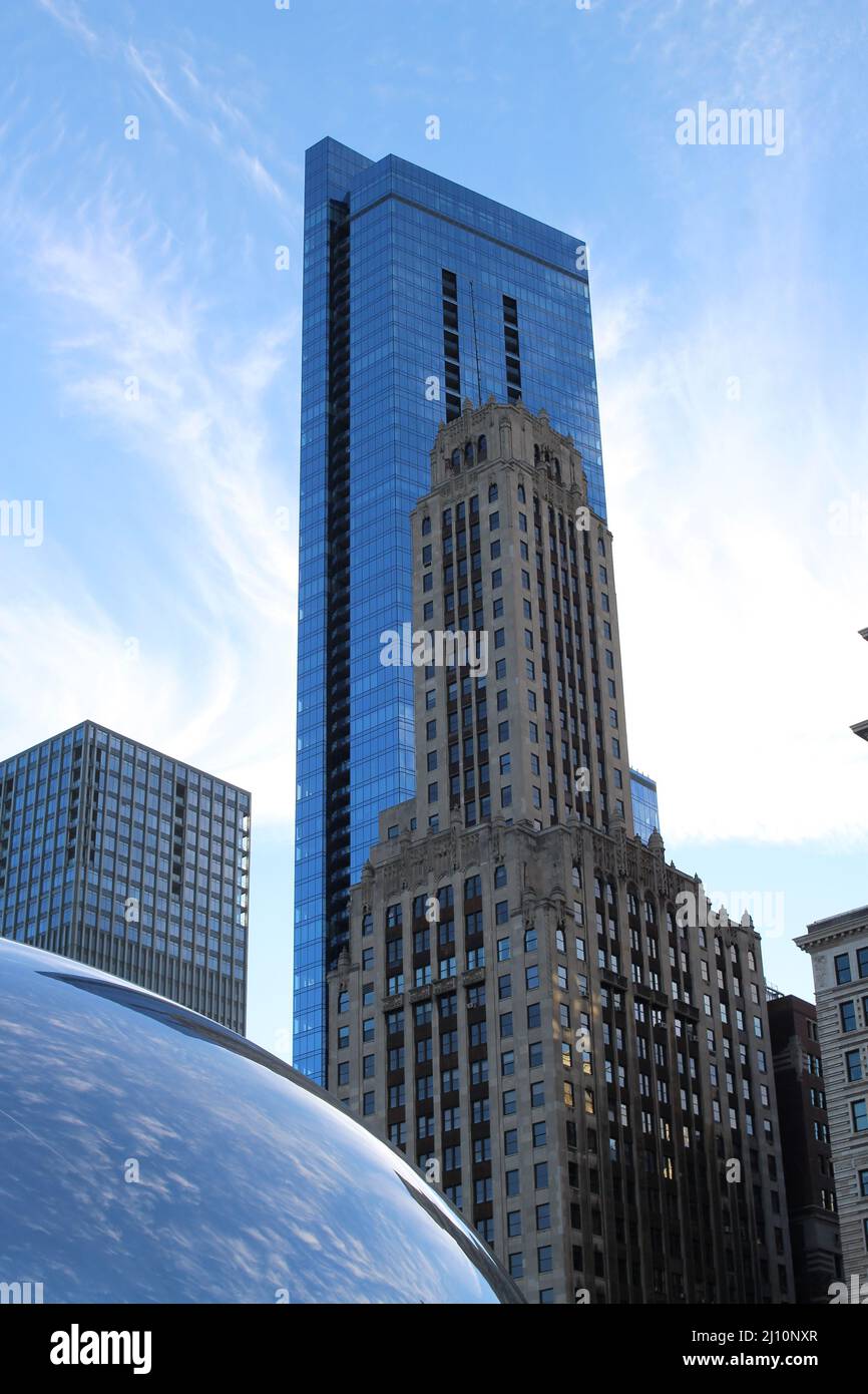 CHICAGO, ILLINOIS, Stati Uniti d'America - 13 NOVEMBRE 2016 Cloud Gate all'AT&T Plaza al Millennium Park nell'area della comunità Loop e grattacieli Foto Stock