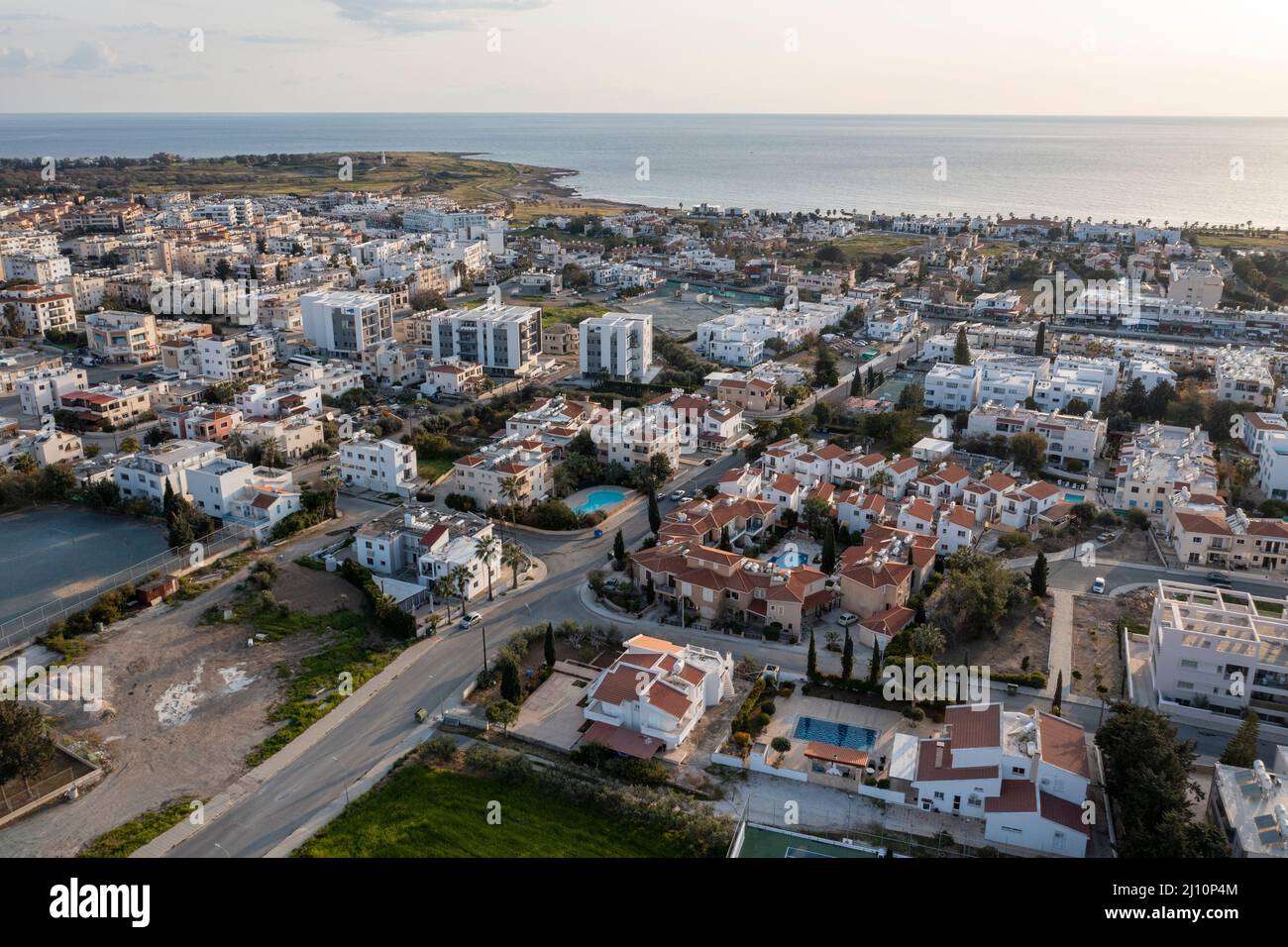 Veduta aerea di Kato Paphos e della spiaggia del faro di Paphos, Cipro. Foto Stock