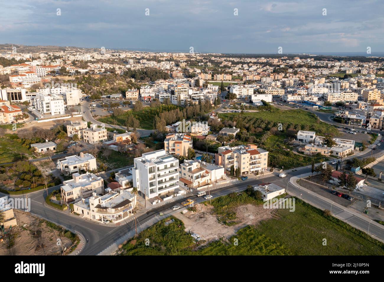 Veduta aerea della proprietà urbana a Kato Pervolion, Paphos, Cipro. Foto Stock
