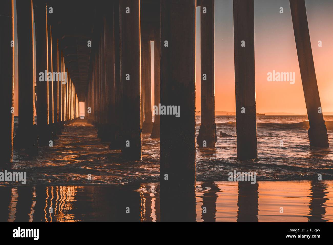 Sotto il Molo di Huntington Beach, California, al tramonto Foto Stock