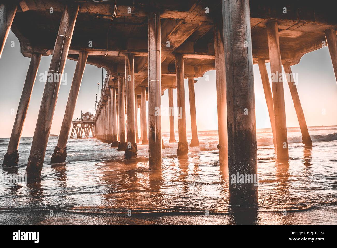Sotto il Molo di Huntington Beach, California, al tramonto Foto Stock