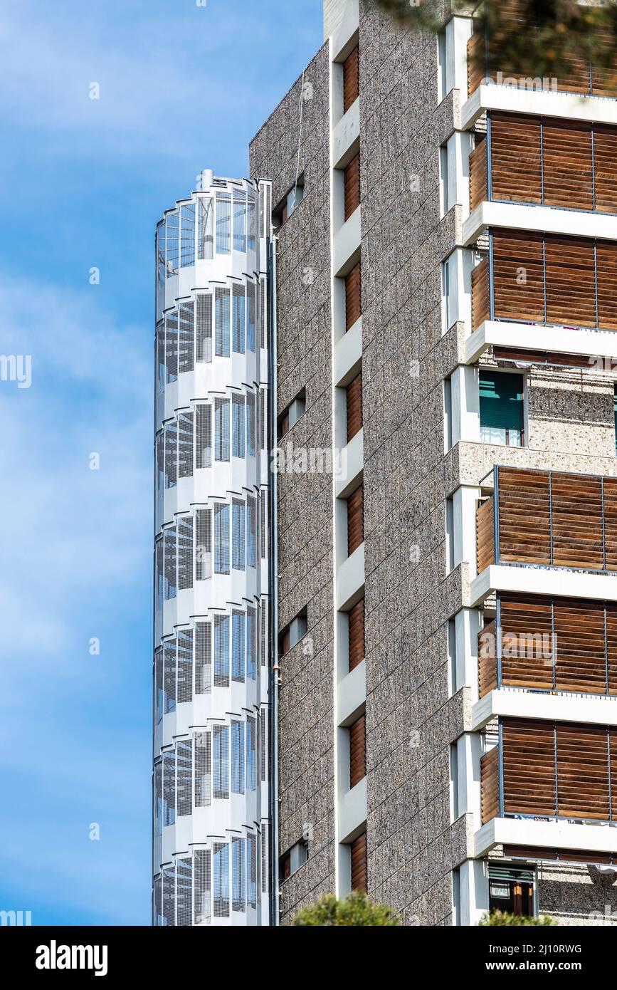 Scale di emergenza in un moderno edificio residenziale in viale Diagonal a Barcellona, Catalogna, Spagna Foto Stock