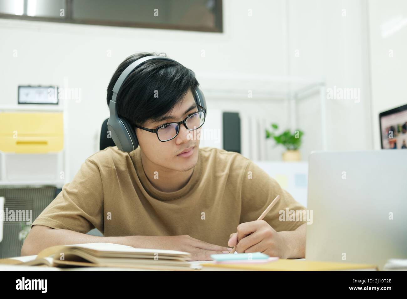Connessione online per la formazione online e il lavoro online. Foto Stock