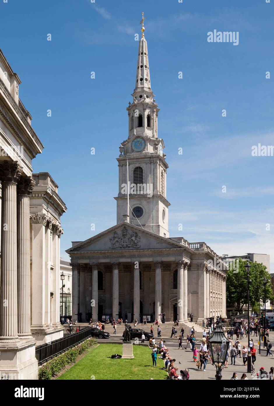 National Gallery Links und Kirche St Martin-in-the-Fields , St., Sankt, Saint , St., Sankt, Saint Foto Stock