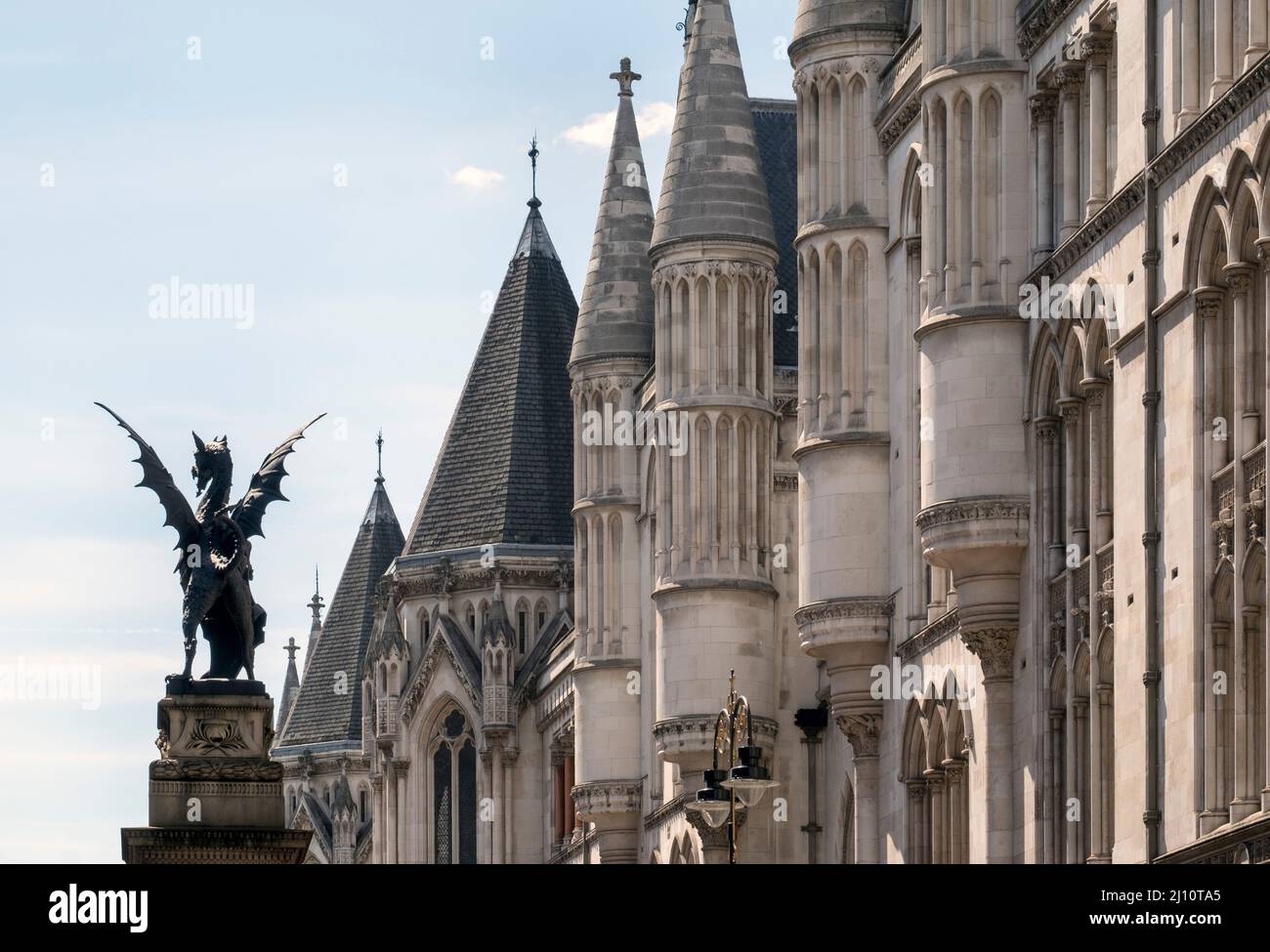 1874-1882 von George Edmund Street erbaut, links der Dragon City of London Foto Stock