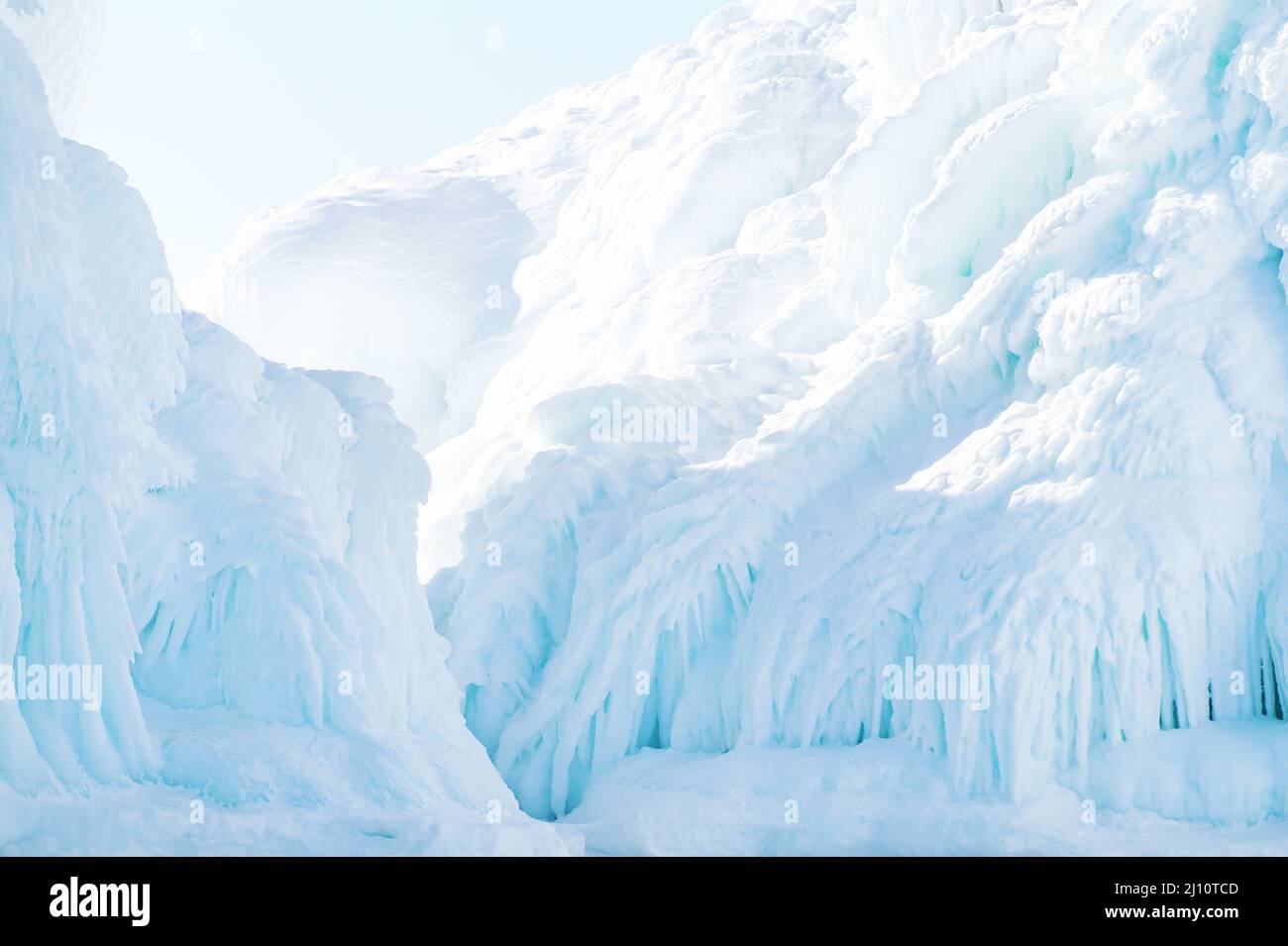Roccia ghiacciata sul Lago Baikal in una giornata di sole Foto Stock