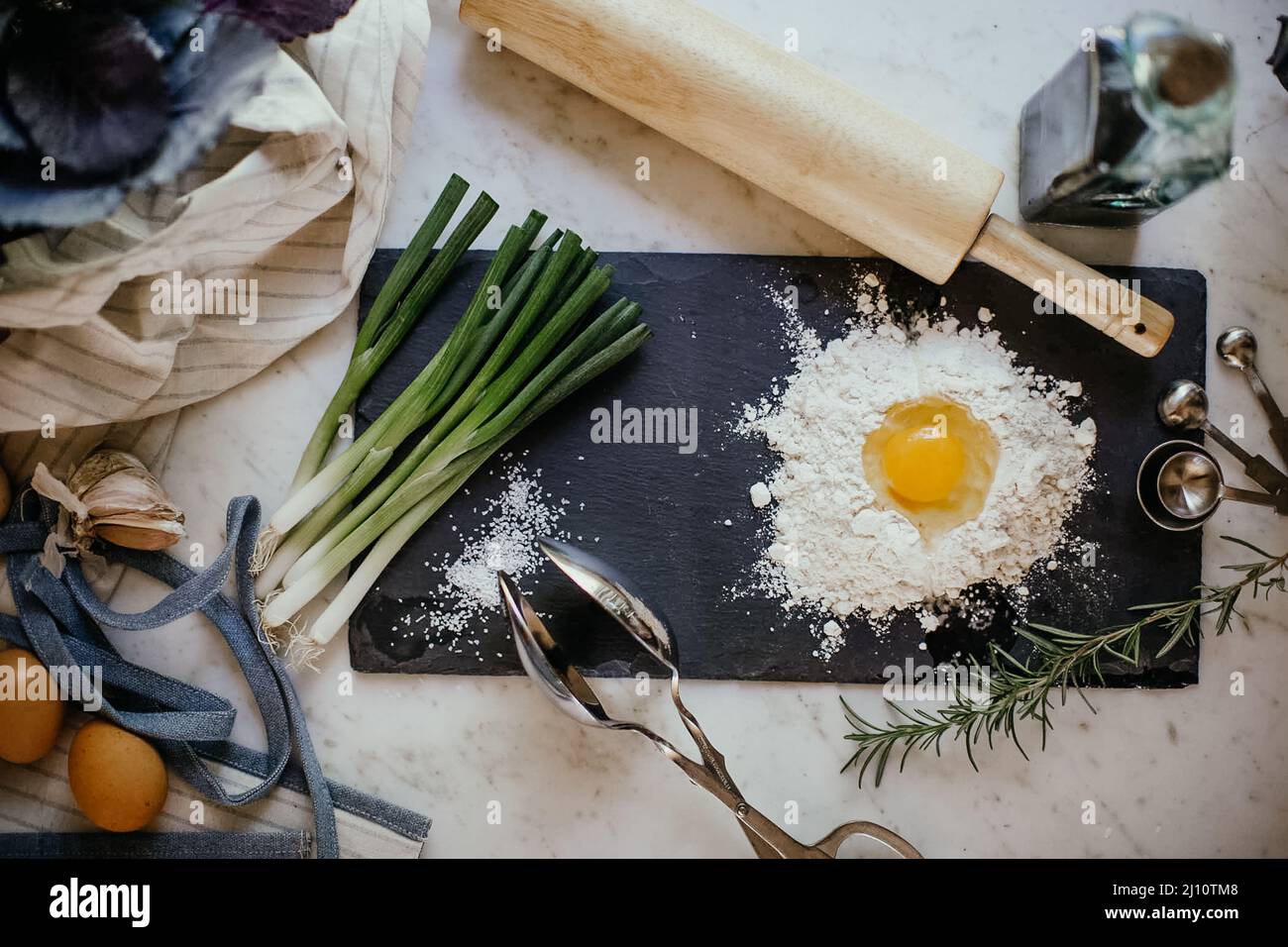Colpo di testa della preparazione di alimento della pasta sul contatore della cucina Foto Stock
