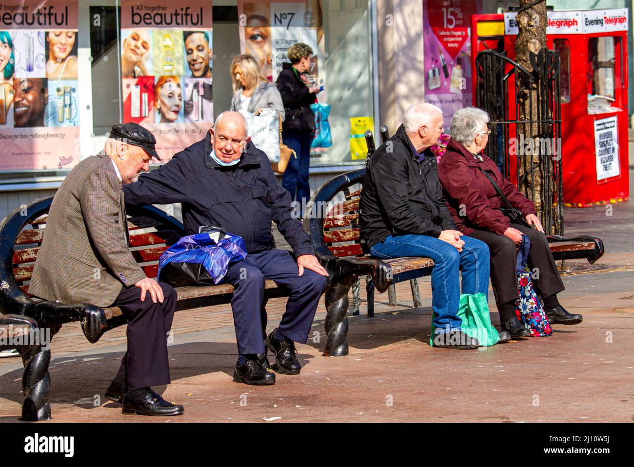 Dundee, Tayside, Scozia, Regno Unito. 21st Mar 2022. UK Meteo: Il forte sole di marzo e la leggera brezza fredda hanno causato temperature in parti della Scozia nord-orientale a scendere a 13°C. I residenti locali sono fuori e circa nel centro della città di Dundee approfittando del tempo piacevole e trascorrendo la giornata socializzando e facendo shopping. Credit: Dundee Photographics/Alamy Live News Foto Stock