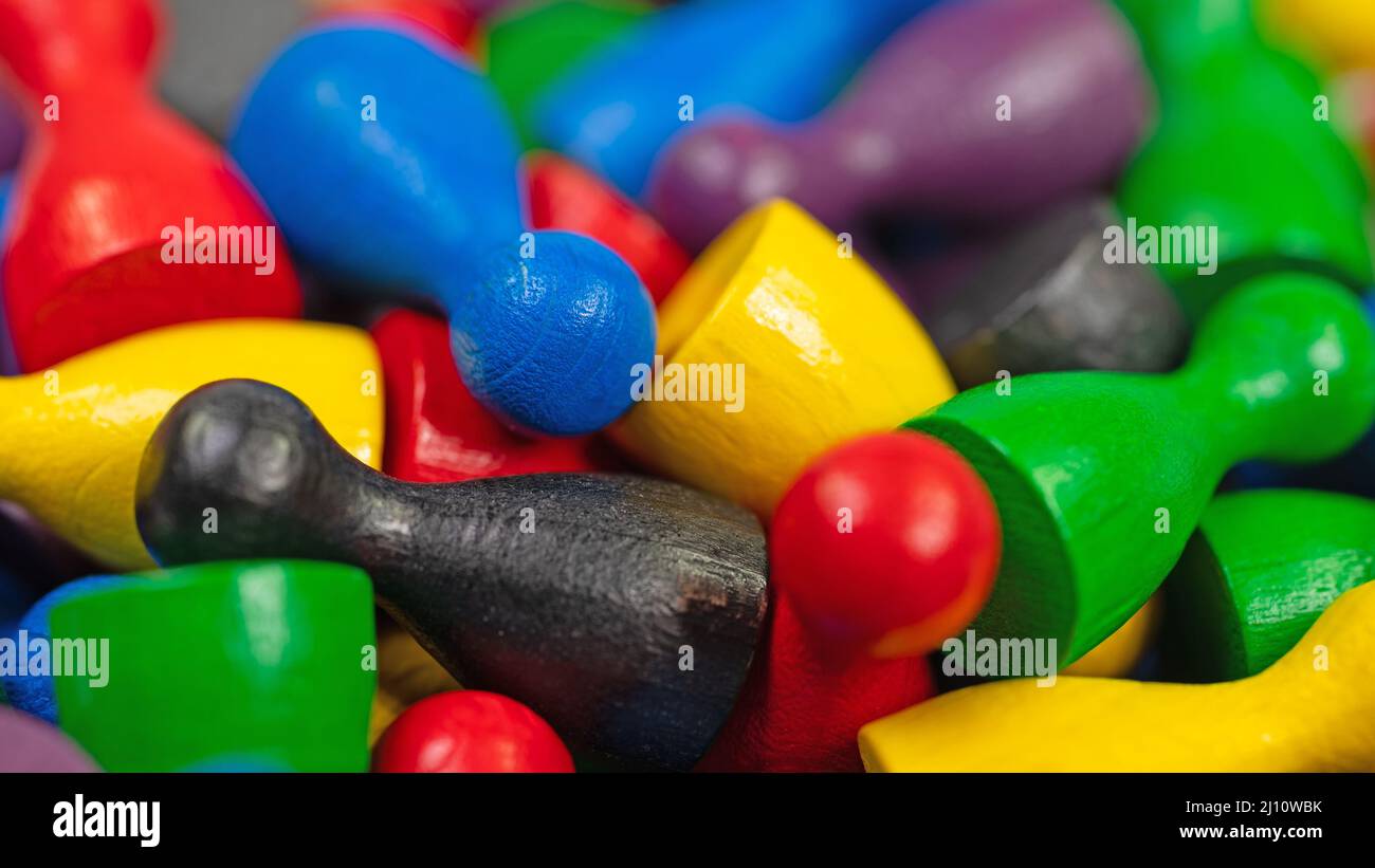 Un sacco di pezzi colorati per giochi da tavolo Foto Stock
