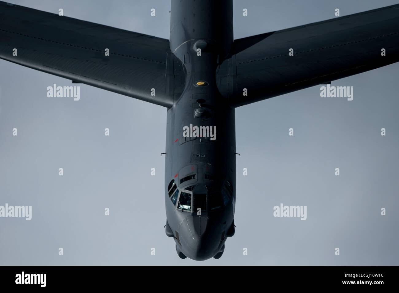 Golfo di Alaska, Stati Uniti. 16 marzo 2022. A U.S. Air Force B-52H Stratofortesses strategic bombardiere con la 2nd Bomb Wing, si avvicina a un KC-135R Stratotanker per il rifornimento aereo, durante l'operazione Noble Defender 16 marzo 2022 sopra il Golfo di Alaska, Stati Uniti. L'esercizio NORAD fa parte delle recenti mosse militari per scoraggiare il coinvolgimento russo in Ucraina. Credito: SRA Joseph LeVeille/U.S.A. Air Force/Alamy Live News Foto Stock