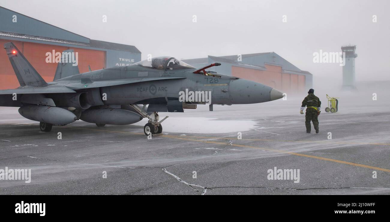 Thule, Groenlandia. 16 marzo 2022. Un Royal Canadian Air Force CF-18 da 425 Tactical Fighter Squadron, si prepara a prendere un taxi per partire in soffio di neve durante l'operazione Noble Defender 16 marzo 2022 a Thule AFB, Groenlandia. L'esercizio NORAD fa parte delle recenti mosse militari per scoraggiare il coinvolgimento russo in Ucraina. CREDITO: CANR NORAD/US Air Force/Alamy Live News Foto Stock