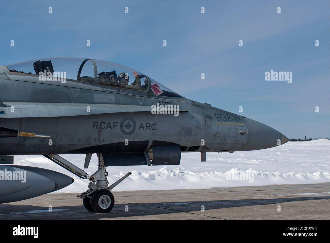 Goose Bay, Canada. 16 marzo 2022. Un Royal Canadian Air Force CF-18 da caccia 433 Tactical Fighter Squadron, taxi per partire durante l'operazione Noble Defender 16 marzo 2022 a Goose Bay, Terranova, Canada. L'esercizio NORAD fa parte delle recenti mosse militari per scoraggiare il coinvolgimento russo in Ucraina. CREDITO: CANR NORAD/US Air Force/Alamy Live News Foto Stock