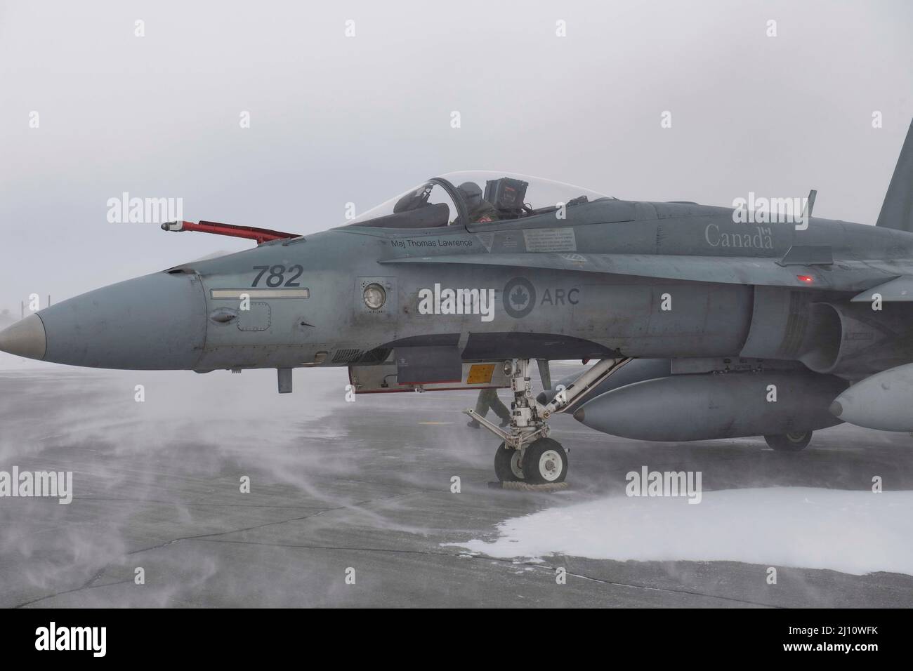 Thule, Groenlandia. 16 marzo 2022. Un Royal Canadian Air Force CF-18 da caccia 425 Tactical Fighter Squadron, taxi per la partenza in soffio di neve durante l'operazione Noble Defender 16 marzo 2022 a Thule AFB, Groenlandia. L'esercizio NORAD fa parte delle recenti mosse militari per scoraggiare il coinvolgimento russo in Ucraina. CREDITO: CANR NORAD/US Air Force/Alamy Live News Foto Stock