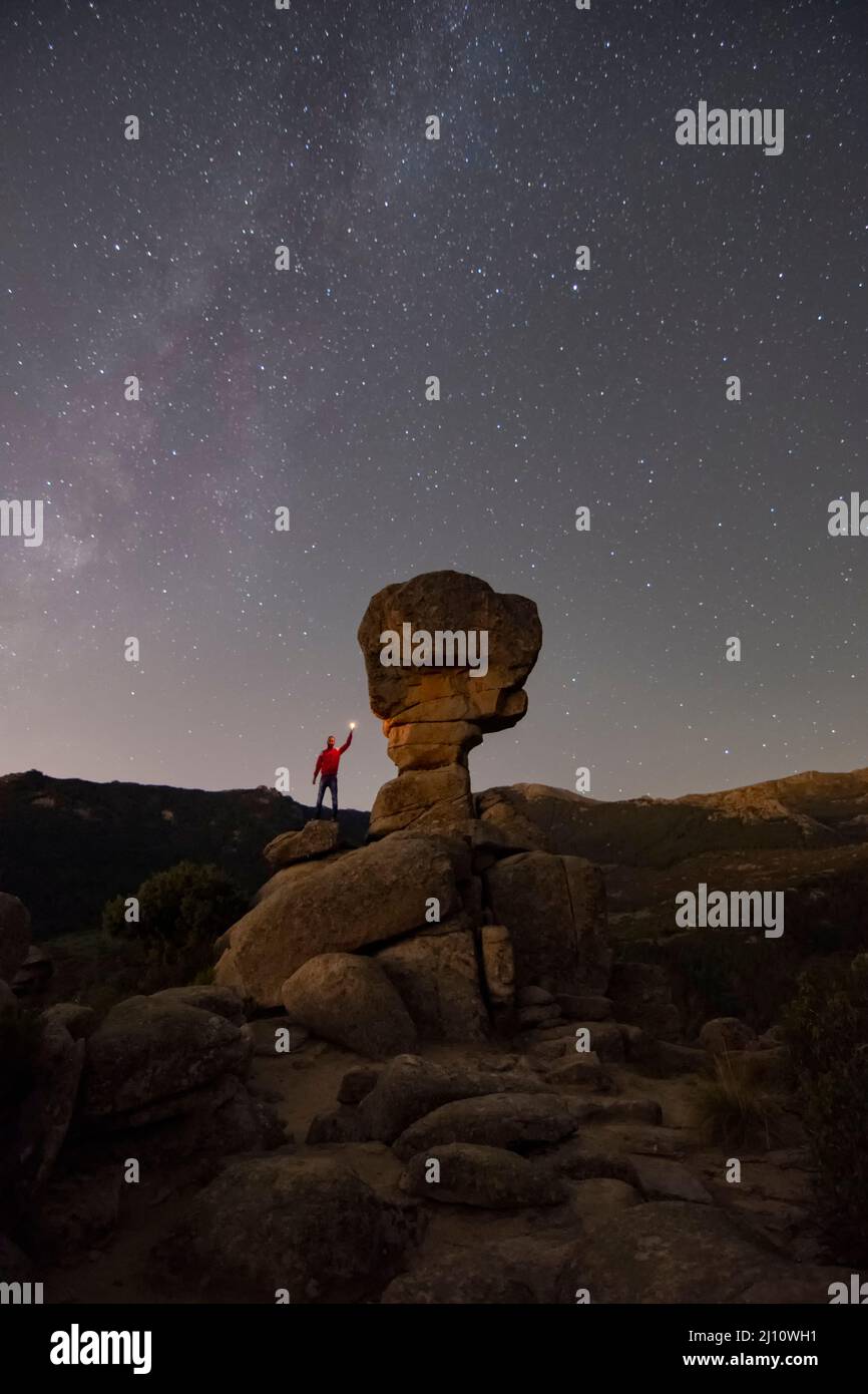 Formazioni rocciose monumenti sotto le stelle cielo di notte. Parco Nazionale Foto Stock