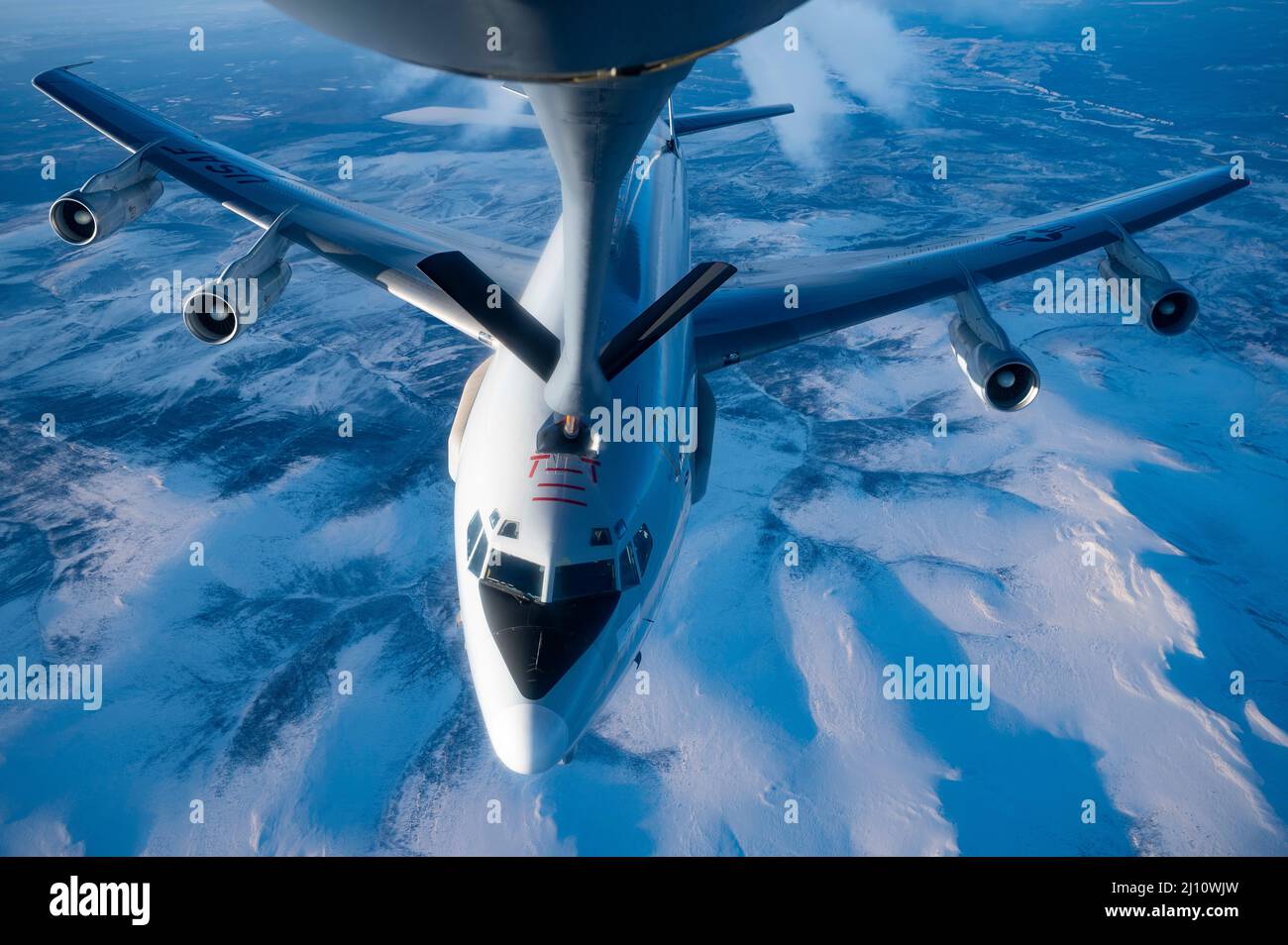 Anchorage, Stati Uniti. 16 marzo 2022. A US Air Force e-3 Sentry Airborne sistema di avvertimento e controllo velivoli rifornimenti da un KC-135R Stratotanker durante il Northern Command Exercise Arctic Edge 2022, 16 marzo 2022 sopra l'Alaska. L'esercizio del comando del Nord fa parte delle recenti mosse militari volte a scoraggiare il coinvolgimento della Russia in Ucraina. Credito: SSgt. Taylor Crul/U.S. Air Force/Alamy Live News Foto Stock