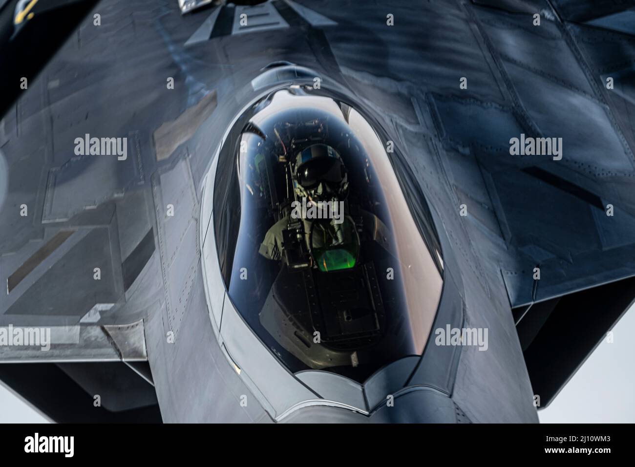 Golfo di Alaska, Stati Uniti. 16 marzo 2022. Un aereo da combattimento dell'aeronautica degli Stati Uniti F-22 Raptor, assegnato alla regione dell'Alaska NORAD, si avvicina ad un velivolo di rifornimento di Stratotanker di KC-135R durante l'operazione Noble Defender 16 marzo 2022 al largo della costa dell'Alaska. L'esercizio NORAD fa parte delle recenti mosse militari per scoraggiare il coinvolgimento russo in Ucraina. Credit: SRA Joseph Leveille/U.S. Air Force/Alamy Live News Foto Stock